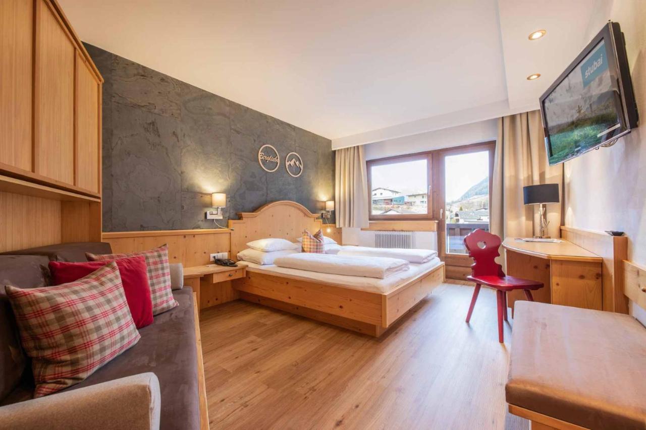 Familien- & Vitalhotel Auenhof Fulpmes Exteriör bild