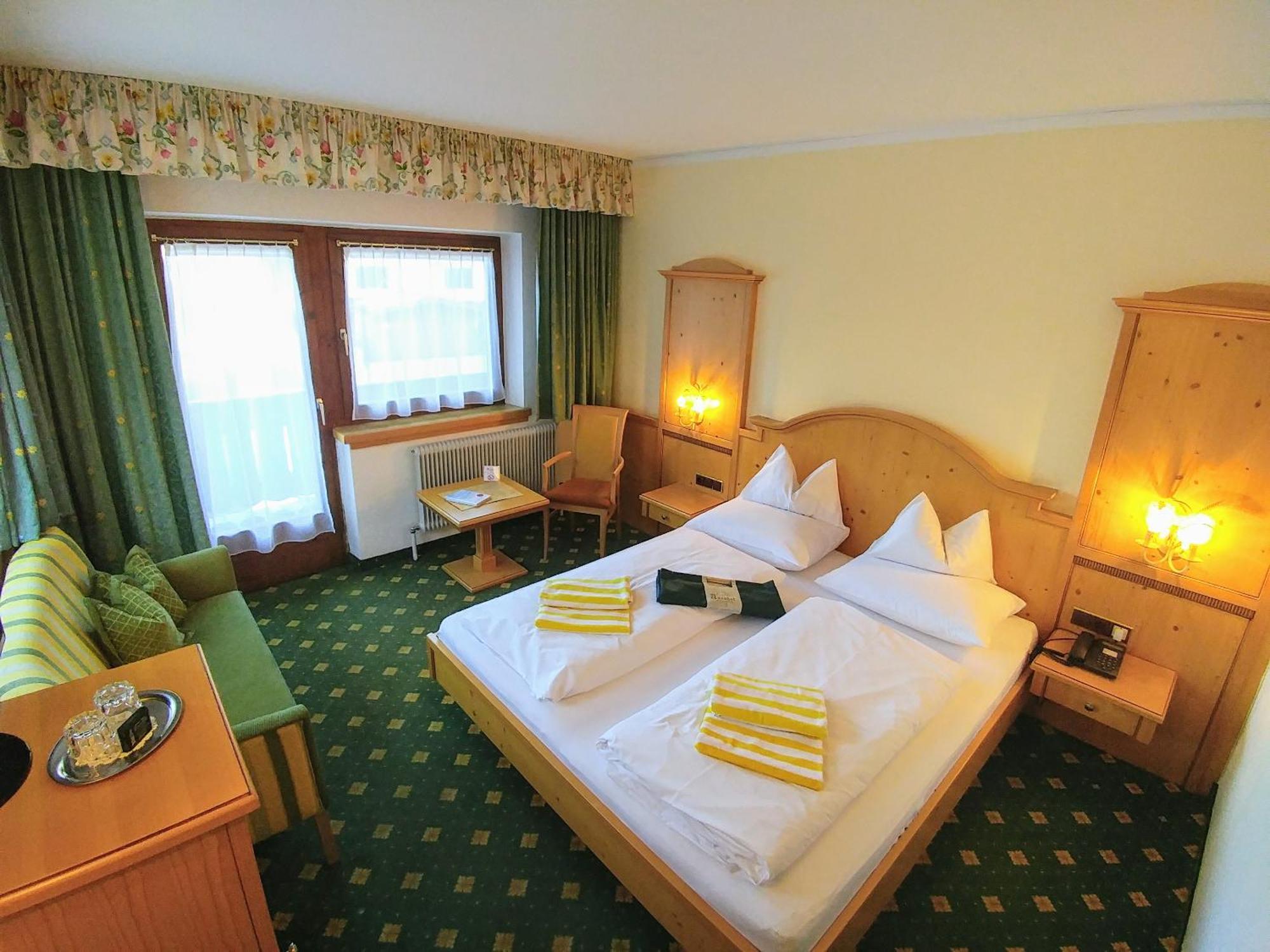 Familien- & Vitalhotel Auenhof Fulpmes Exteriör bild