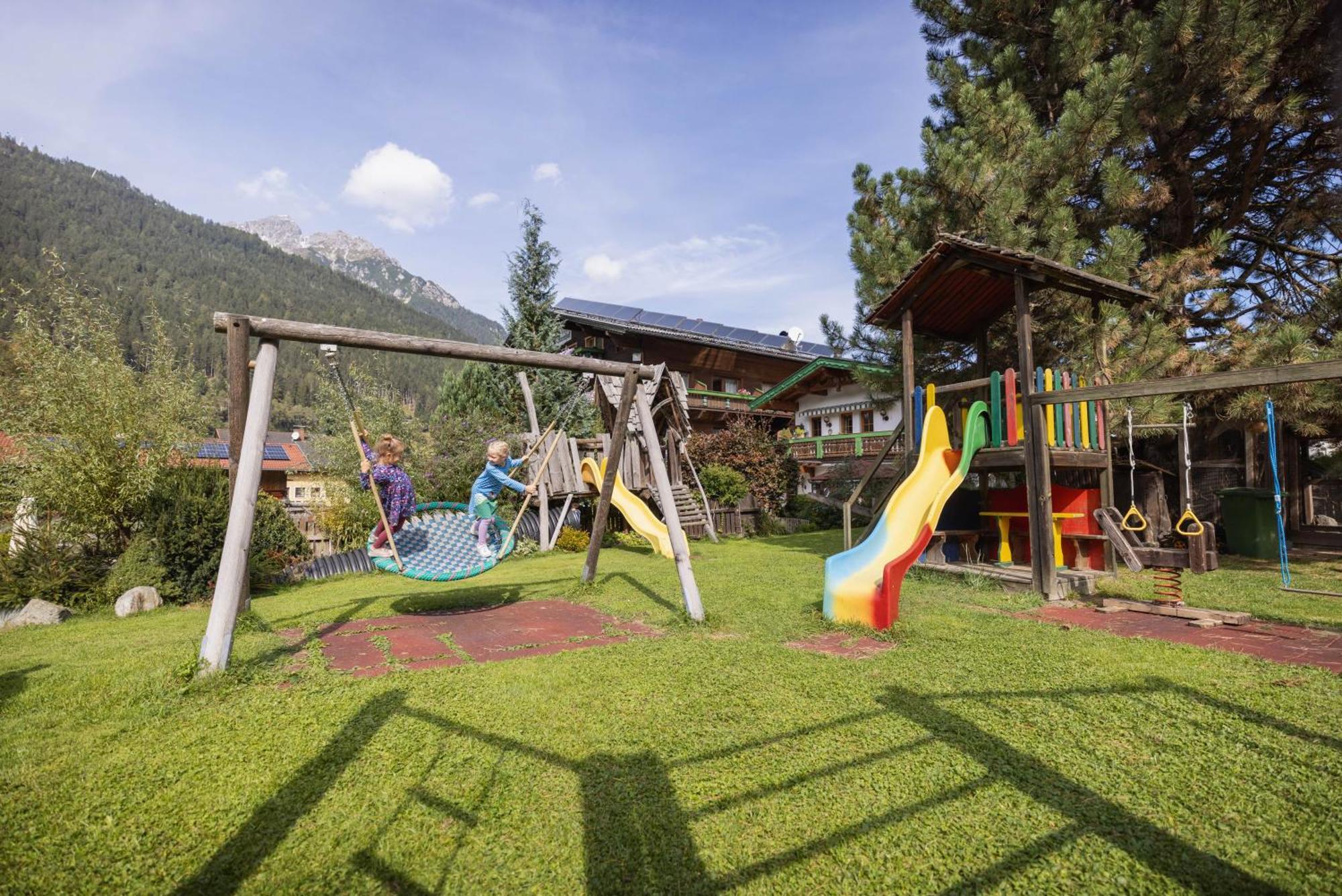Familien- & Vitalhotel Auenhof Fulpmes Exteriör bild